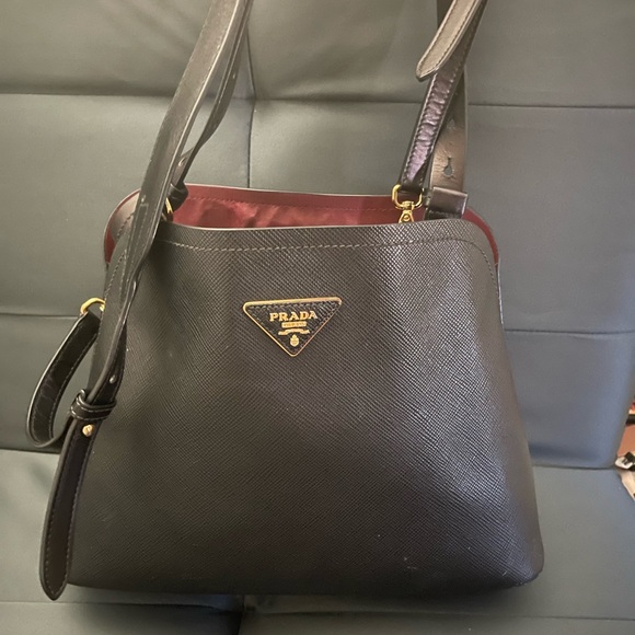Prada purse - Picture 2 of 4